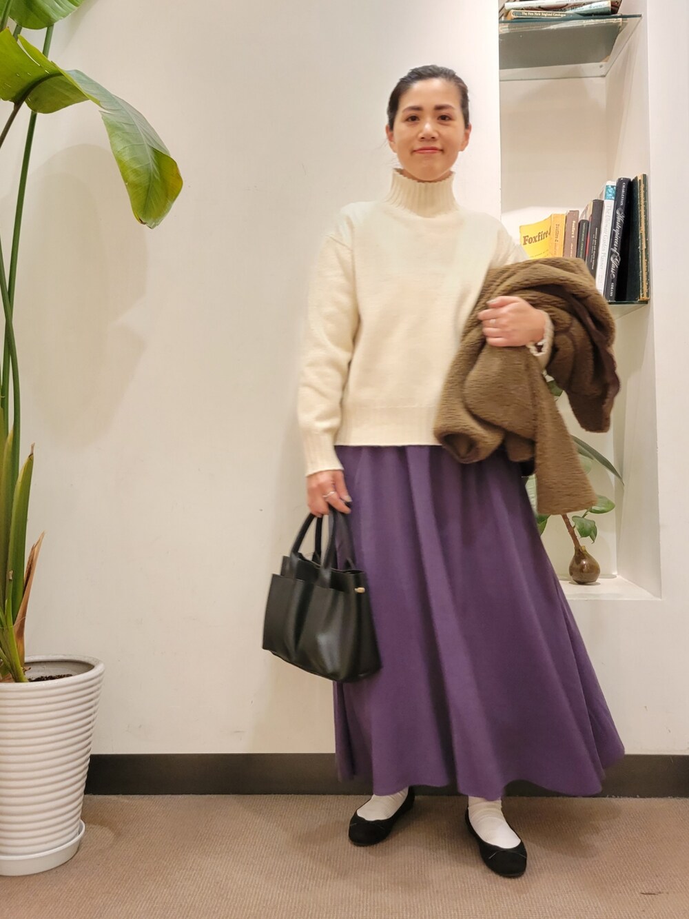 「ニット、フレアスカート、スカート、タートルニット、リバーシブル、ボアジャケット、ラクチンコーデ、URBAN RESEARCH DOORS、アーバンリサーチドアーズ、URBAN RESEARCH DOORS WOMENS」|「RODE SKOのプチダブルポケットトートバッグ(トートバッグ、ブラック系)」を使った、emiinamiiさん(レディース・164cm)の冬コーディネートの4枚目の写真