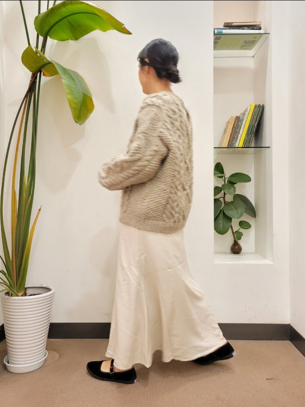 ホワイト系のスカート、グレー系のニット/セーターを着用したレディースの秋コーディネートの4枚目の写真