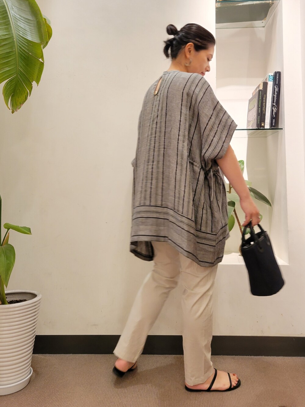 ブラック系のサンダル、ブルー系のショルダーバッグ、ベージュ系のその他パンツを着用したレディースの夏コーディネートの3枚目の写真