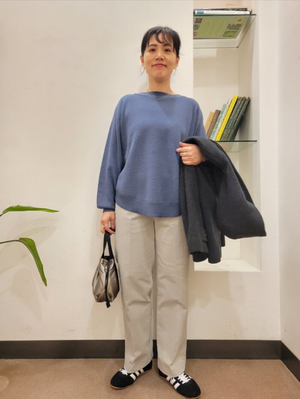 グレー系のその他アウター、グレー系のその他パンツ、ブルー系のニット/セーターを着用したレディースの秋コーディネートの5枚目の写真