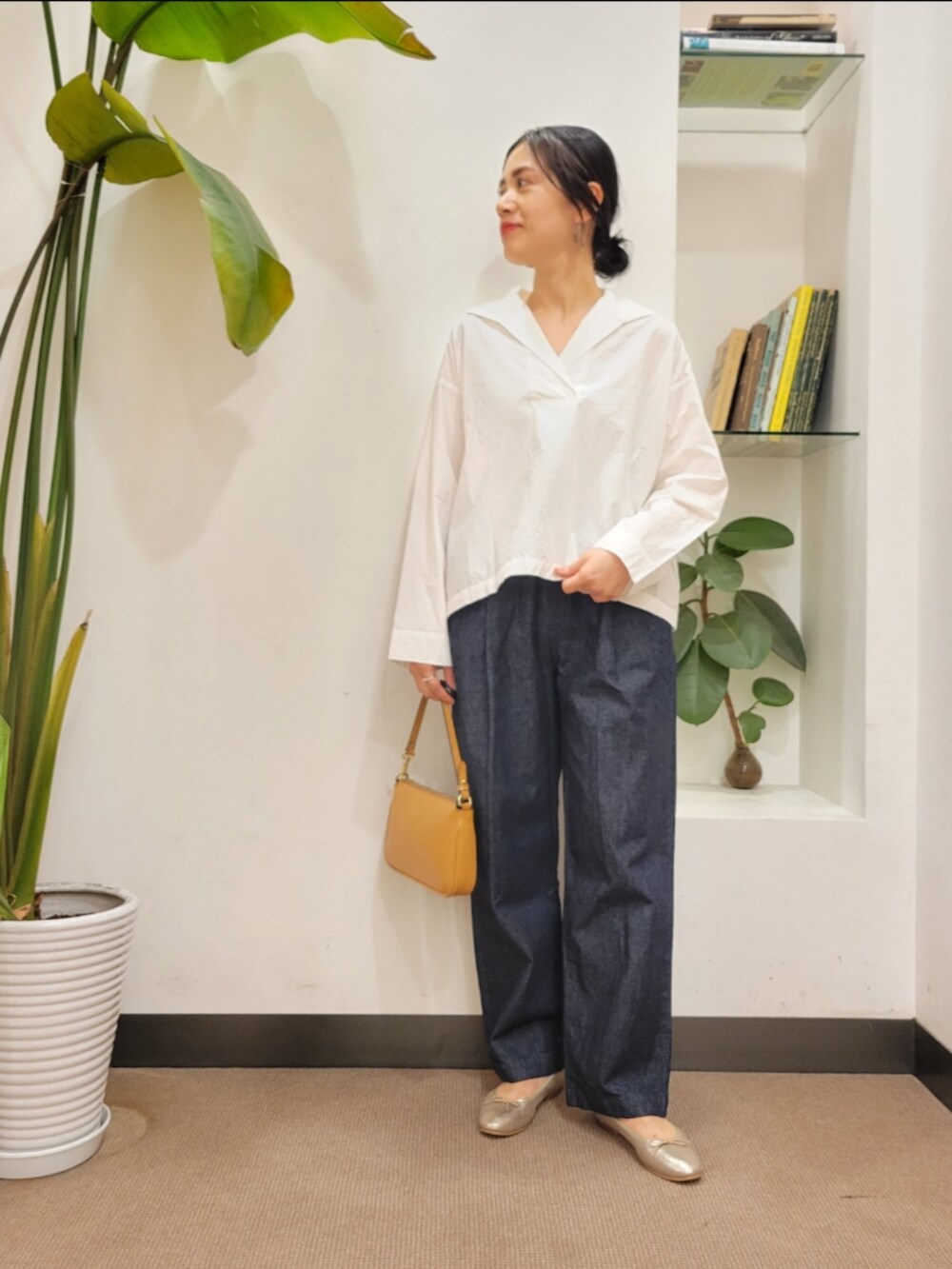 ゴールド系のパンプス、イエロー系のショルダーバッグ、ホワイト系のシャツ/ブラウスを着用したレディースの秋コーディネートの2枚目の写真