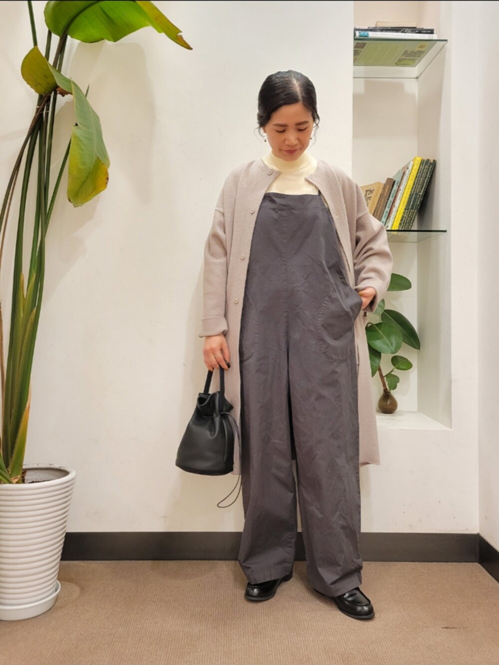 「コート、アウター、サロペット、ローファー、ウールコート、レイヤードスタイル、URBAN RESEARCH DOORS、アーバンリサーチドアーズ、かぐれ、URBAN RESEARCH DOORS WOMENS」｜「URBAN RESEARCH DOORSの『佐藤栞里さん着用』クッションローファー（その他シューズ、ブラック系）」を使った、emiinamiiさん（レディース・164cm）の冬コーディネートの2枚目の写真