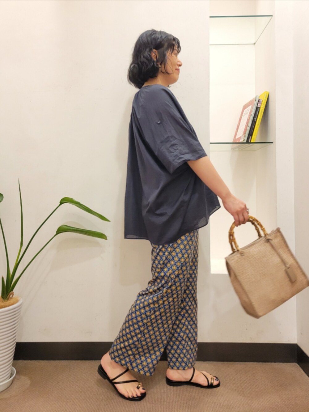 ブルー系のその他パンツ、ブルー系のシャツ/ブラウス、ベージュ系のショルダーバッグを着用したレディースの夏コーディネートの4枚目の写真