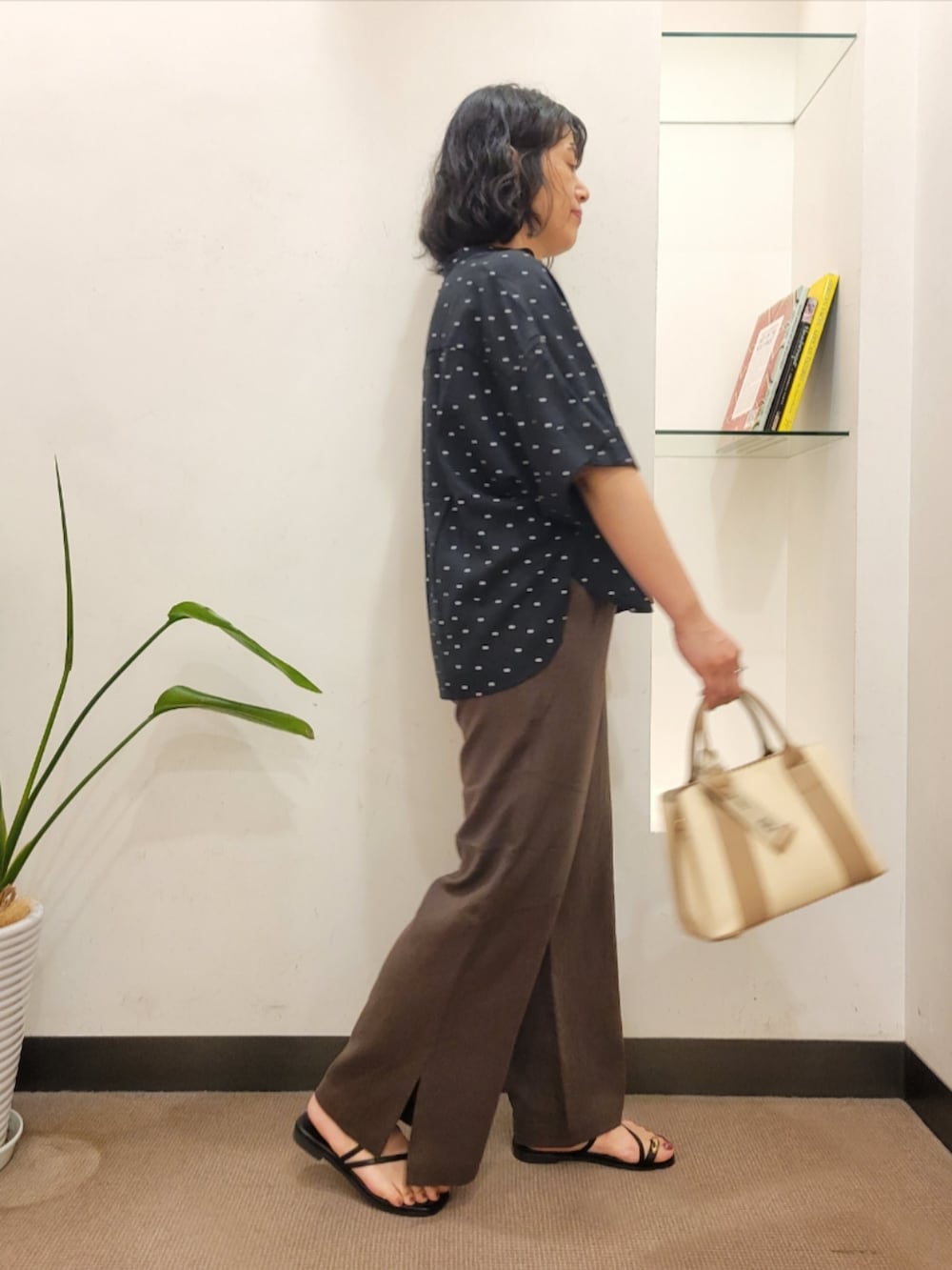 ブラック系のシャツ/ブラウス、ブラウン系のその他パンツ、ホワイト系のハンドバッグを着用したレディースの夏コーディネートの4枚目の写真