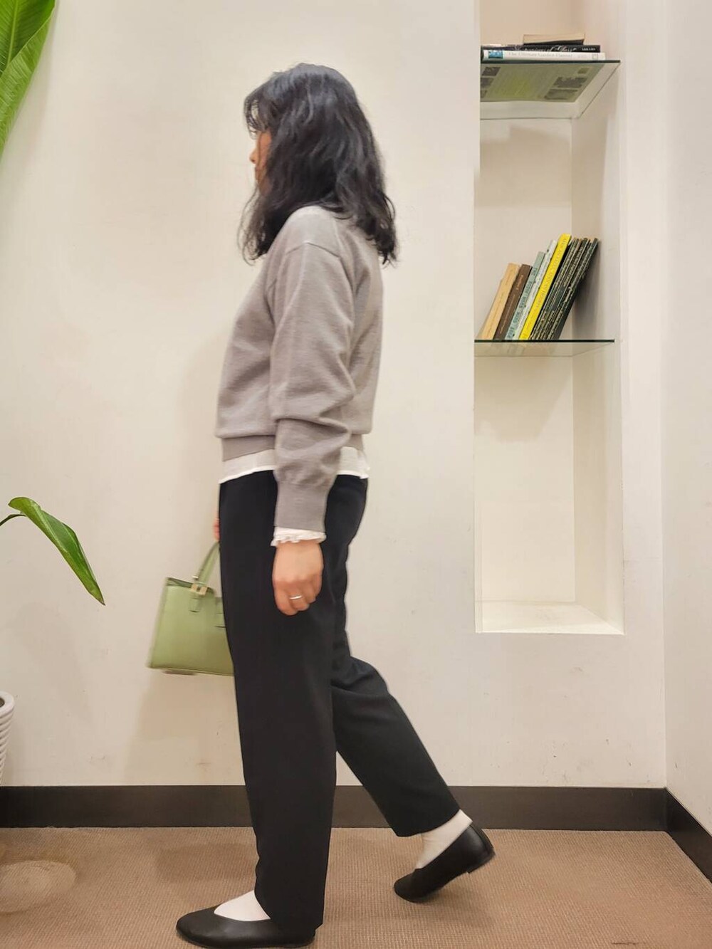 ホワイト系のシャツ/ブラウス、ブラック系のパンプス、ブラック系のその他パンツを着用したレディースの冬コーディネートの5枚目の写真