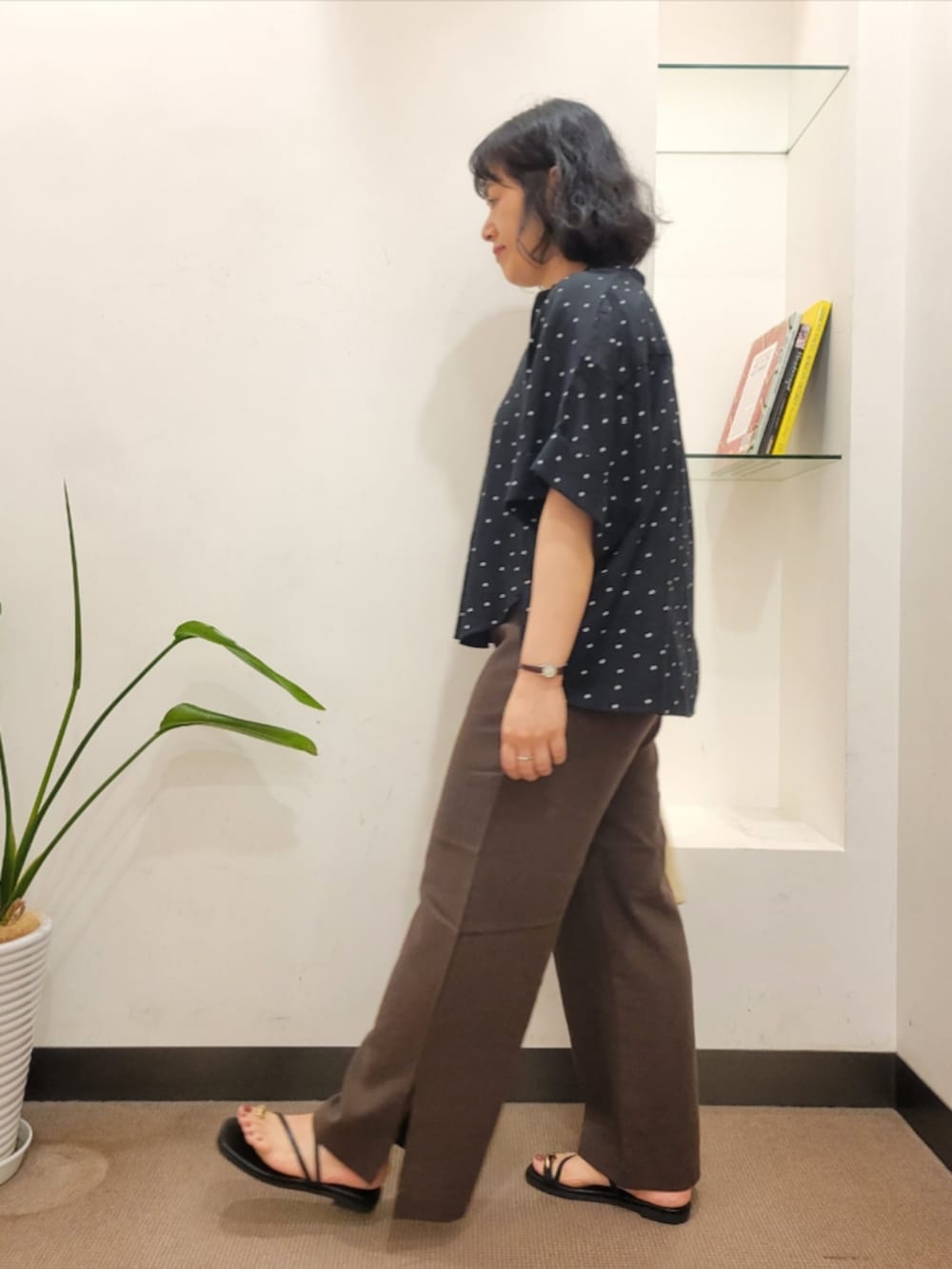 ブラック系のシャツ/ブラウス、ブラウン系のその他パンツ、ホワイト系のハンドバッグを着用したレディースの夏コーディネートの5枚目の写真