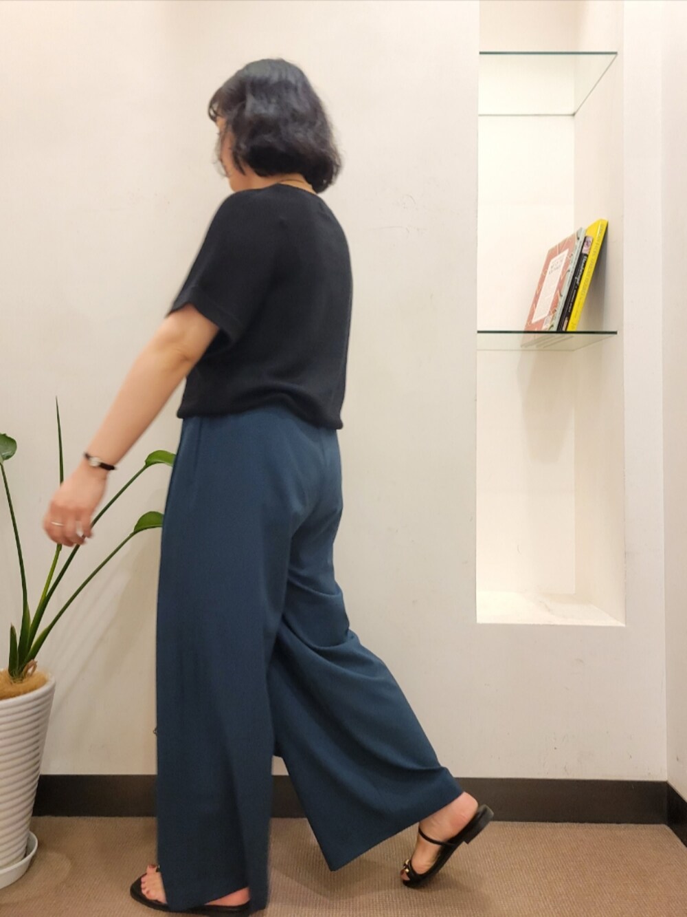 ブラック系のトートバッグ、グリーン系のその他パンツ、ブラック系のニット/セーターを着用したレディースの夏コーディネートの5枚目の写真
