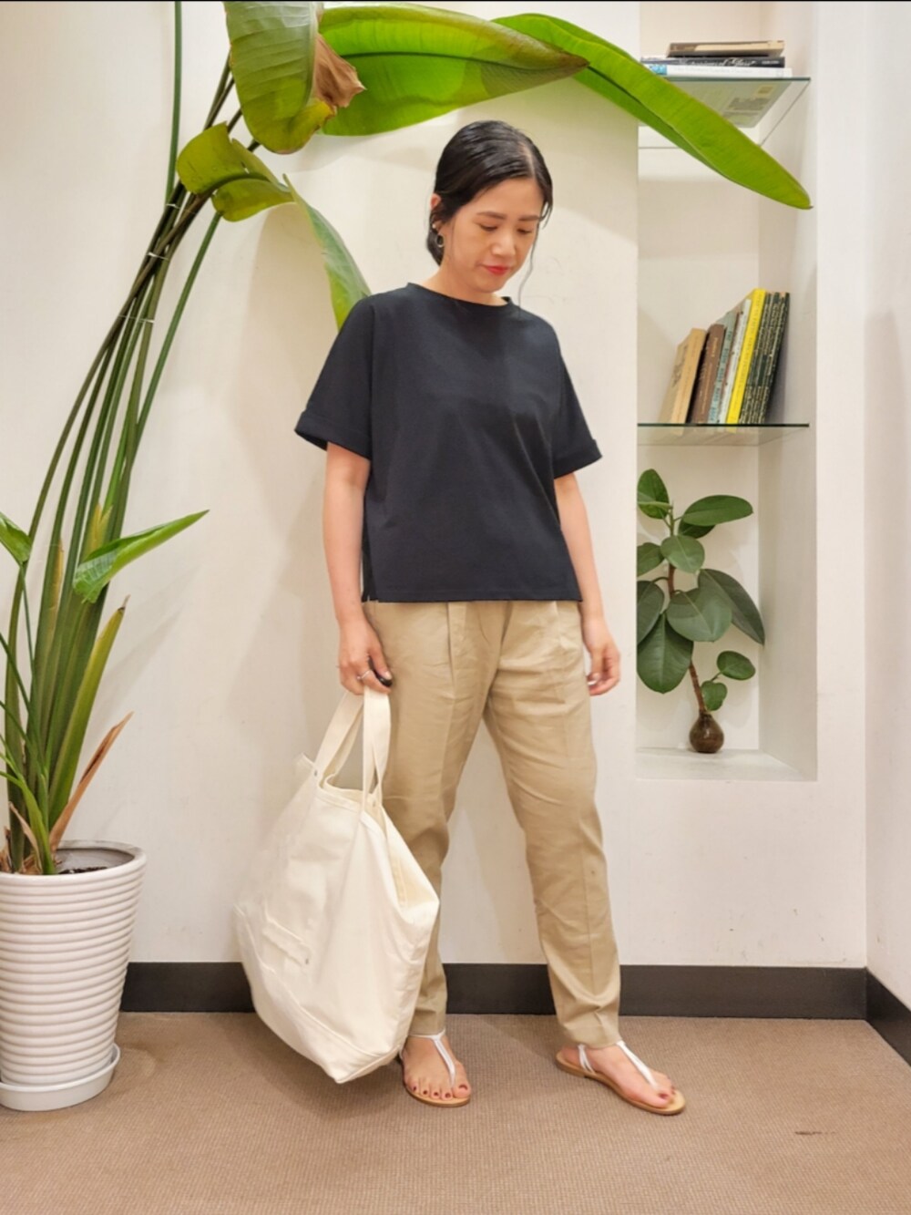 ベージュ系のその他パンツ、ホワイト系のトートバッグ、ブラック系のTシャツ/カットソーを着用したレディースの夏コーディネートの2枚目の写真