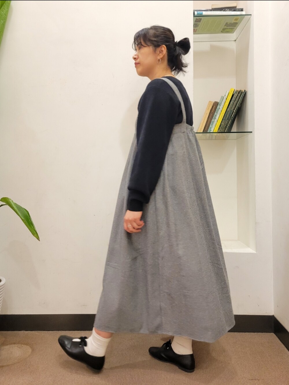 ブラック系のその他シューズ、シルバー系のトートバッグ、グレー系のワンピースを着用したレディースの冬コーディネートの4枚目の写真