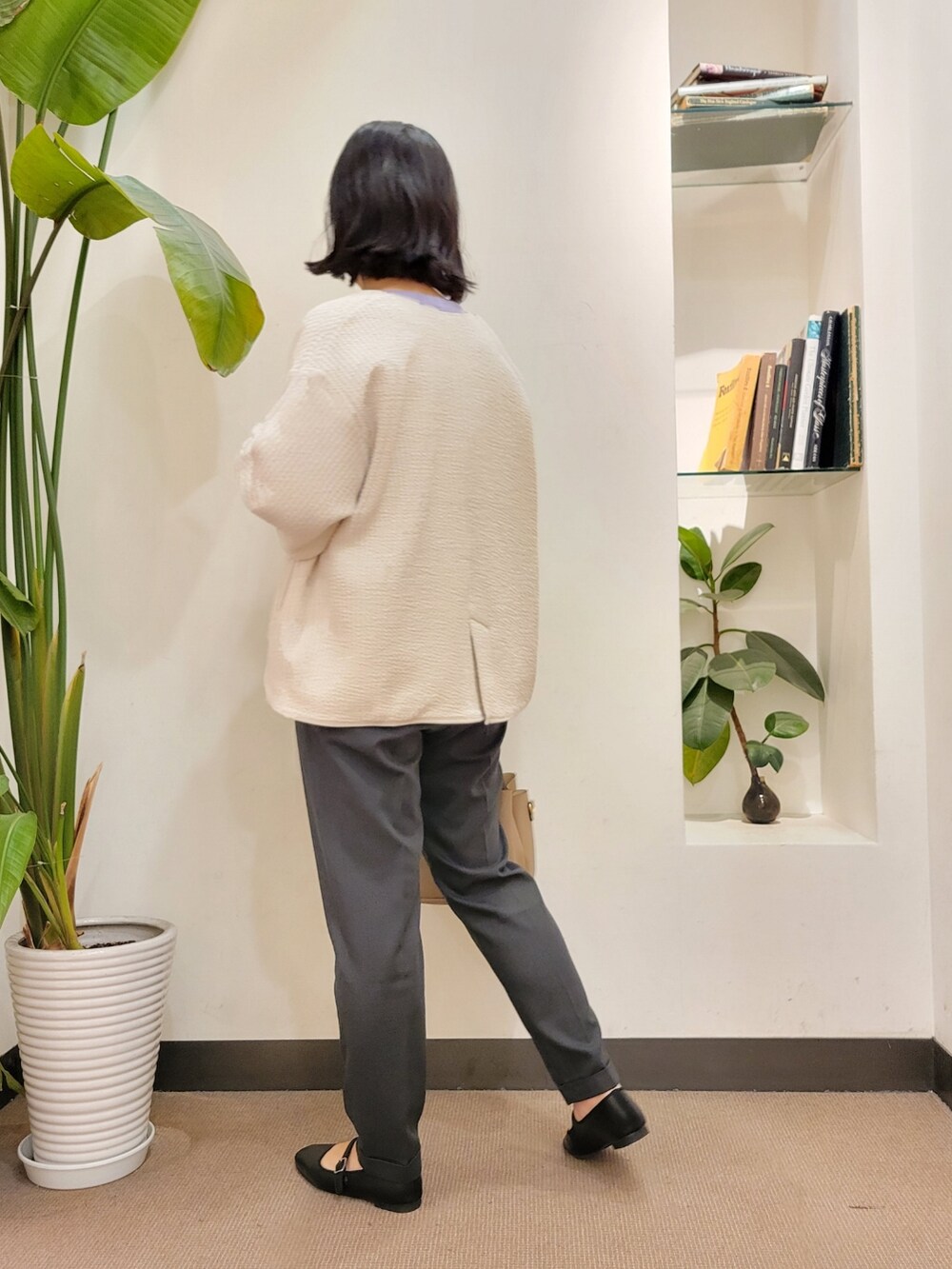 「テーパードパンツ、パープル、ママコーデ、ラクチンコーデ、URBAN RESEARCH DOORS、アーバンリサーチドアーズ、デザイントップス、URBAN RESEARCH DOORS WOMENS、キルトジャケット、はるコーデ」|「RODE SKOの『MADE IN JAPAN』スムースストラップバレエシューズ(バレエシューズ、ブラック系)」を使った、emiinamiiさん(レディース・164cm)の冬コーディネートの3枚目の写真