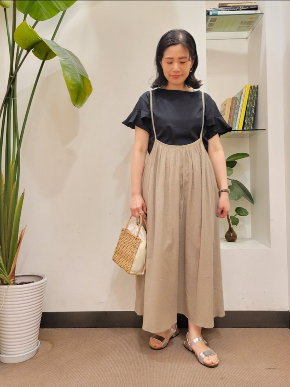 「レイヤードスタイル、シンプルコーデ、春夏コーデ、ラクチンコーデ、URBAN RESEARCH DOORS、キャミワンピ、アーバンリサーチドアーズ、おでかけコーデ、袖フリル、URBAN RESEARCH DOORS WOMENS」｜「RODE SKOのラフソールアンクルサンダル（サンダル、シルバー系）」を使った、emiinamiiさん（レディース・164cm）の春コーディネートの3枚目の写真
