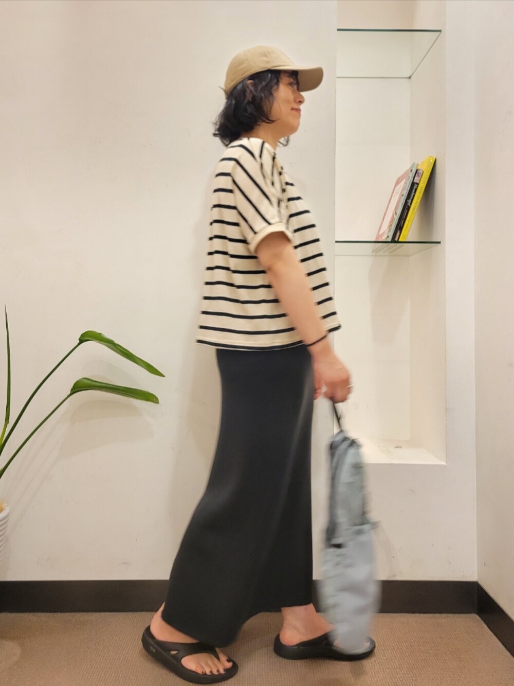 ブルー系のバックパック/リュック、ホワイト系のTシャツ/カットソー、ブラック系のスカートを着用したレディースの夏コーディネートの3枚目の写真