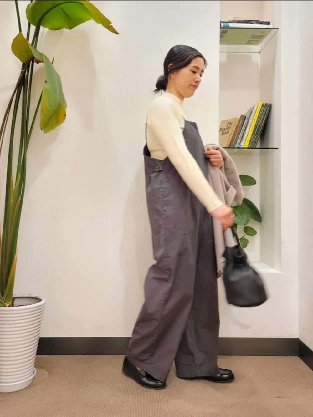 「コート、アウター、サロペット、ローファー、ウールコート、レイヤードスタイル、URBAN RESEARCH DOORS、アーバンリサーチドアーズ、かぐれ、URBAN RESEARCH DOORS WOMENS」｜「URBAN RESEARCH DOORSの『佐藤栞里さん着用』クッションローファー（その他シューズ、ブラック系）」を使った、emiinamiiさん（レディース・164cm）の冬コーディネートの5枚目の写真