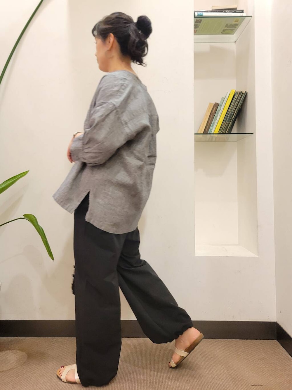 「シャツ、オールインワン、urbanresearchdoors、ママコーデ、サンダル、レイヤード、アーバンリサーチドアーズ、骨格ウェーブ、ウェーブxブルベ夏、ウェーブx高身長、着回し力抜群シャツ」｜「FORK&SPOONのFORK&SPOON　フロントジップオールインワン（つなぎ/オールインワン、ブラック系）」を使った、浪口　絵美さん（レディース・164cm）の夏コーディネートの5枚目の写真