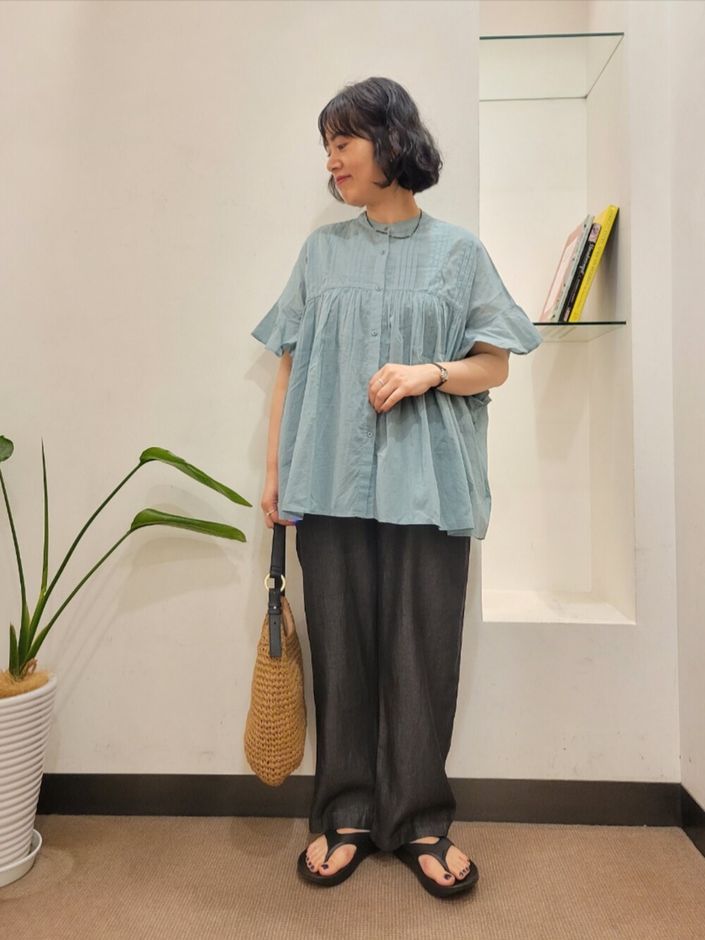ブルー系のシャツ/ブラウス、ブラック系のデニムパンツ、ブラック系のサンダルを着用したレディースの夏コーディネートの3枚目の写真
