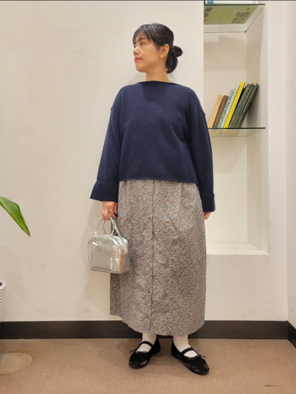 ブラック系のバレエシューズ、シルバー系のショルダーバッグ、グレー系のワンピースを着用したレディースの冬コーディネートの2枚目の写真