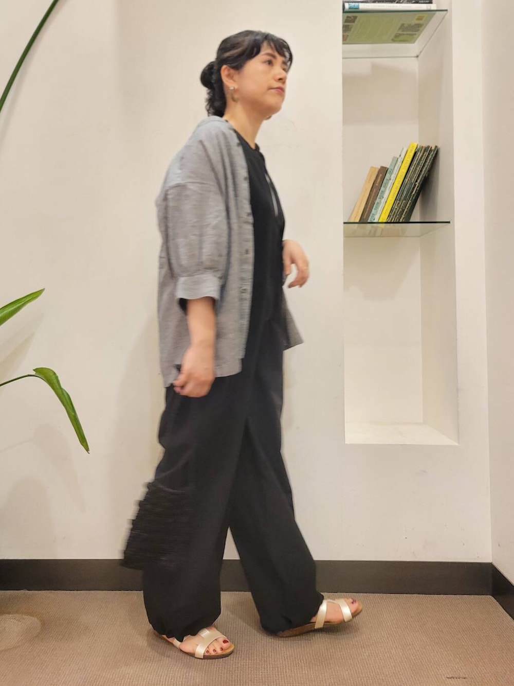 「シャツ、オールインワン、urbanresearchdoors、ママコーデ、サンダル、レイヤード、アーバンリサーチドアーズ、骨格ウェーブ、ウェーブxブルベ夏、ウェーブx高身長、着回し力抜群シャツ」｜「FORK&SPOONのFORK&SPOON　フロントジップオールインワン（つなぎ/オールインワン、ブラック系）」を使った、浪口　絵美さん（レディース・164cm）の夏コーディネートの4枚目の写真