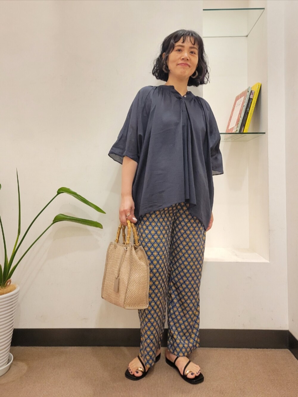 ブルー系のその他パンツ、ブルー系のシャツ/ブラウス、ベージュ系のショルダーバッグを着用したレディースの夏コーディネートの3枚目の写真