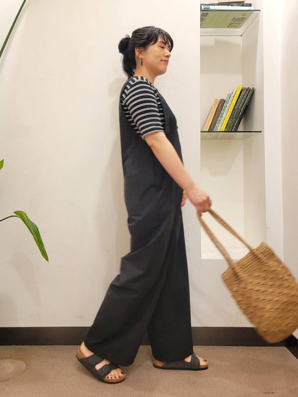「オールインワン、urbanresearchdoors、別注、ママコーデ、ボーダー、レイヤード、アーバンリサーチドアーズ、BIRKENSTOCK、サンダルコーデ、骨格ウェーブ、ウェーブxブルベ夏、ウェーブx高身長」｜「FORK&SPOONのFORK&SPOON　フロントジップオールインワン（つなぎ/オールインワン、ブラック系）」を使った、emiinamiiさん（レディース・164cm）の春コーディネートの4枚目の写真