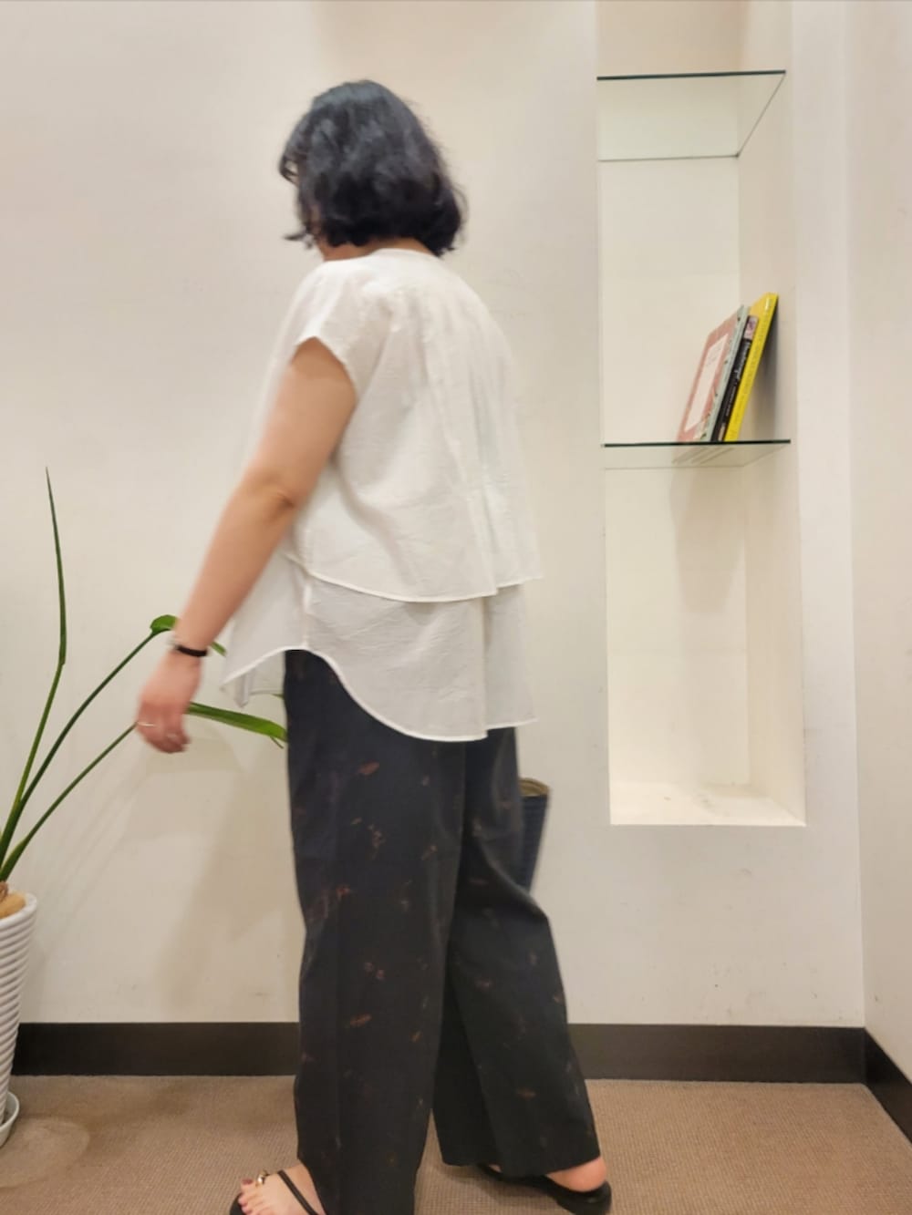 ブルー系のトートバッグ、ホワイト系のシャツ/ブラウス、ブラック系のサンダルを着用したレディースの夏コーディネートの4枚目の写真