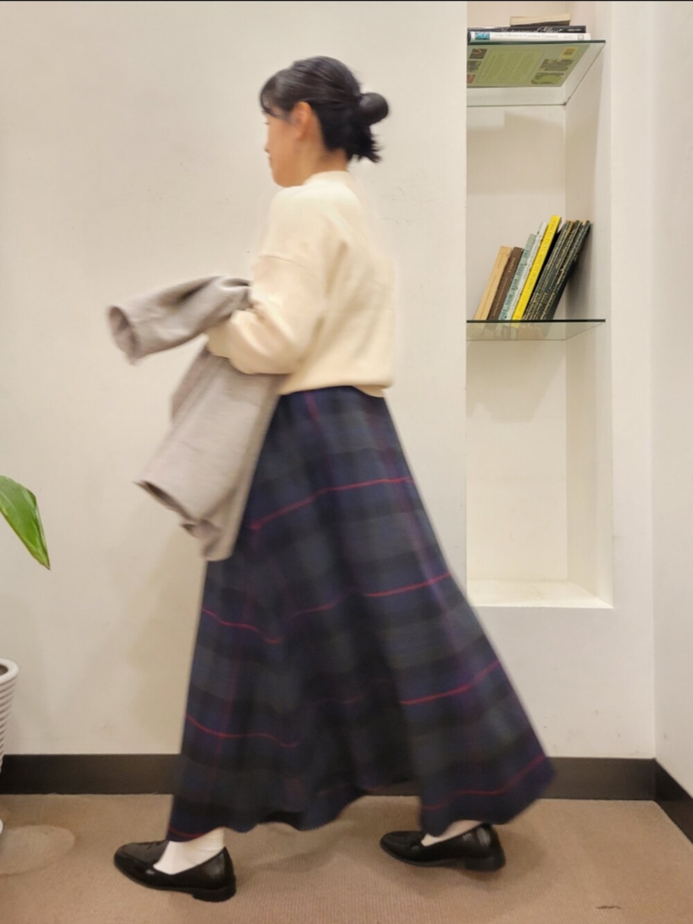 ブラック系のローファー、ブラック系のショルダーバッグ、ベージュ系のその他アウターを着用したレディースの秋コーディネートの5枚目の写真