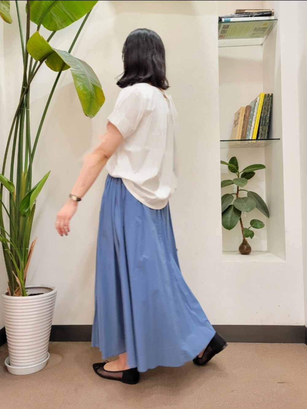 ブラック系のバレエシューズ、ブラック系のトートバッグ、ブルー系のスカートを着用したレディースの夏コーディネートの5枚目の写真