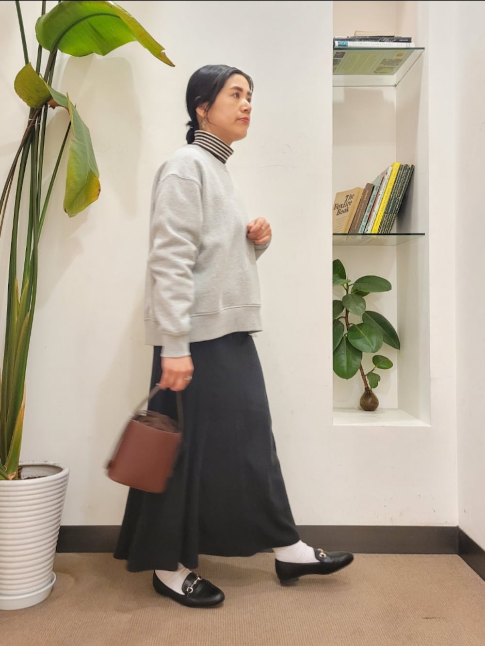 「スウェット、ニット、フレアスカート、ボーダー、ママコーデ、URBAN RESEARCH DOORS、アーバンリサーチドアーズ、おでかけコーデ、URBAN RESEARCH DOORS WOMENS、URTECH」｜「RODE SKOの『石川恋さん着用』『35～40サイズ展開』『MADE IN JAPAN』やわビットローファー（ローファー、ブラック系）」を使った、emiinamiiさん（レディース・164cm）の冬コーディネートの3枚目の写真