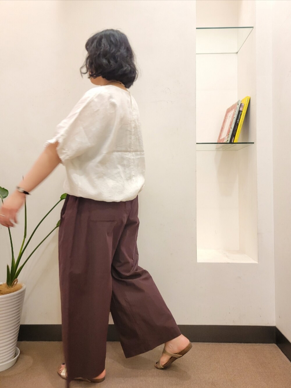ベージュ系のトートバッグ、ゴールド系のサンダル、ブラウン系のその他パンツを着用したレディースの夏コーディネートの5枚目の写真