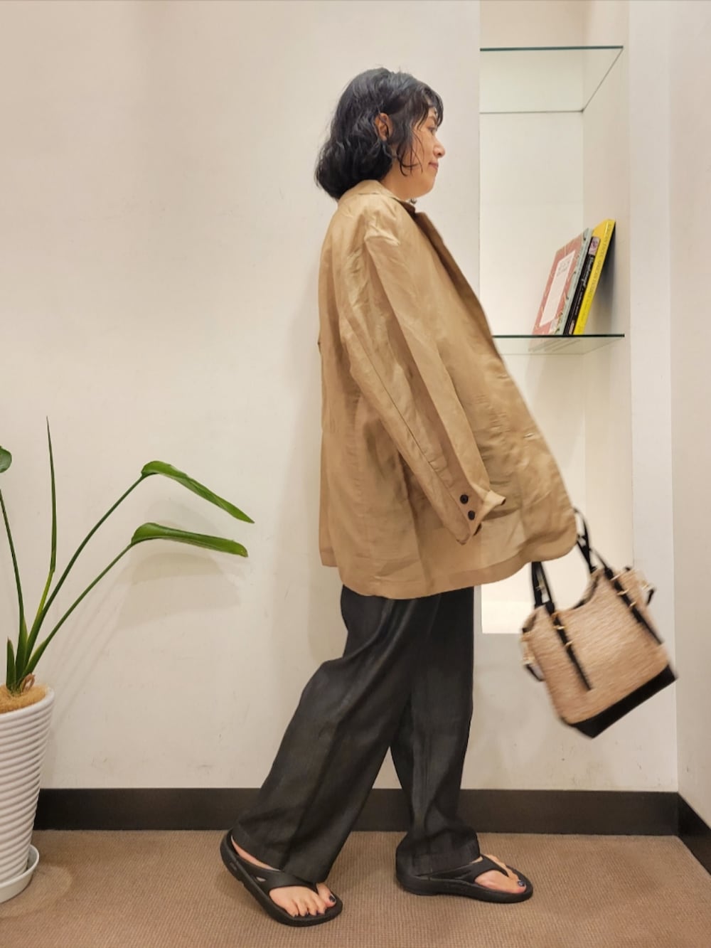 ベージュ系のその他アウター、ホワイト系のTシャツ/カットソー、ブラック系のデニムパンツを着用したレディースの夏コーディネートの2枚目の写真