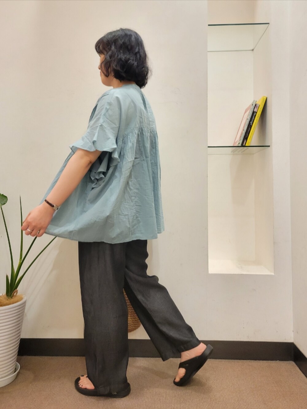 ブルー系のシャツ/ブラウス、ブラック系のデニムパンツ、ブラック系のサンダルを着用したレディースの夏コーディネートの5枚目の写真