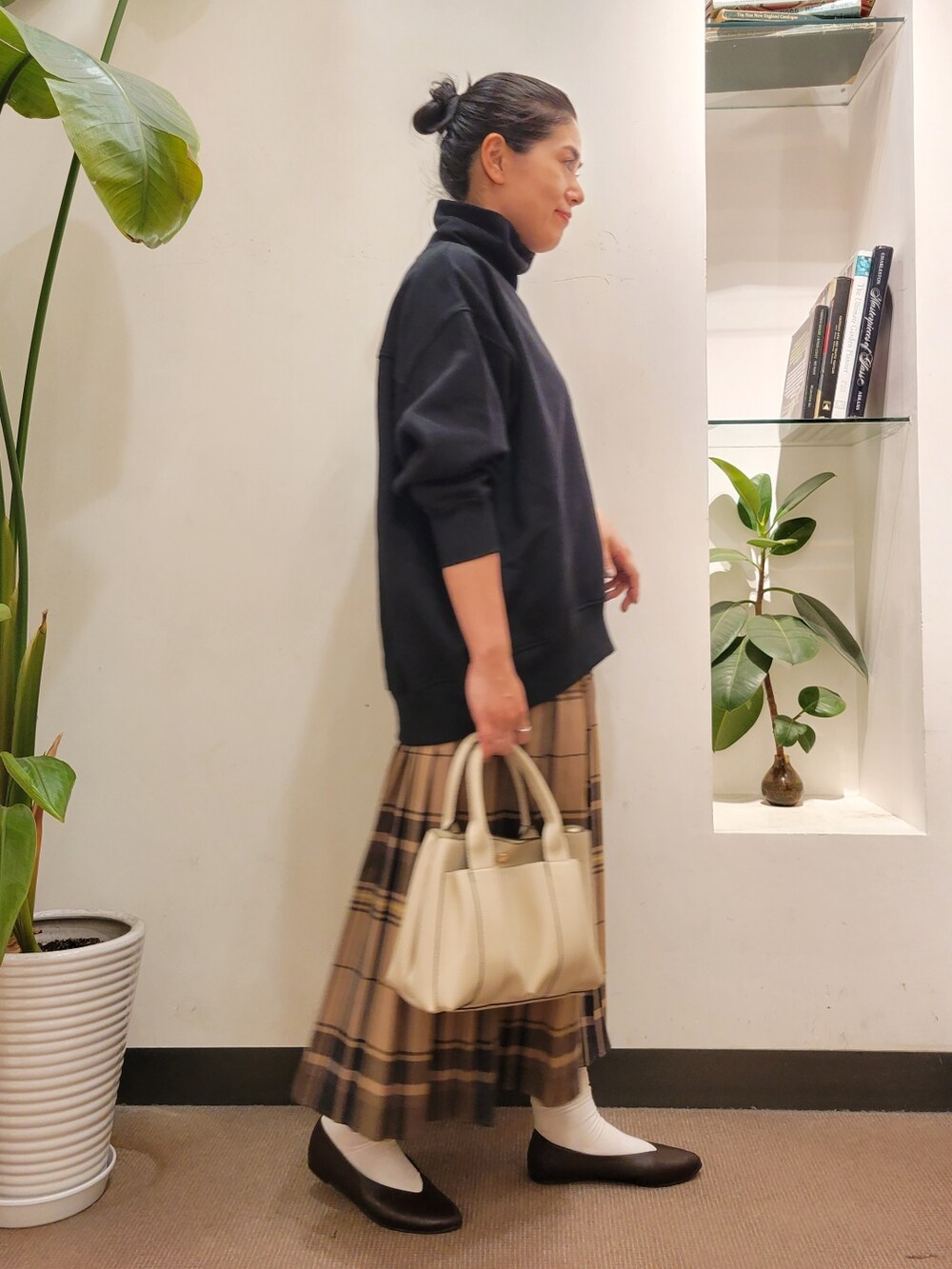 「チェック、スウェット、チェックスカート、プリーツスカート、きれいめカジュアル、ラクチンコーデ、URBAN RESEARCH DOORS、アーバンリサーチドアーズ、URBAN RESEARCH DOORS WOMENS、URTECH」｜「URBAN RESEARCH DOORSのVカットパンプス（パンプス、ブラウン系）」を使った、emiinamiiさん（レディース・164cm）の秋コーディネートの2枚目の写真