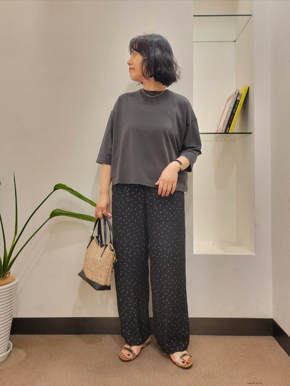 ブラック系のその他パンツ、ゴールド系のサンダル、ブラック系のショルダーバッグを着用したレディースの夏コーディネートの2枚目の写真