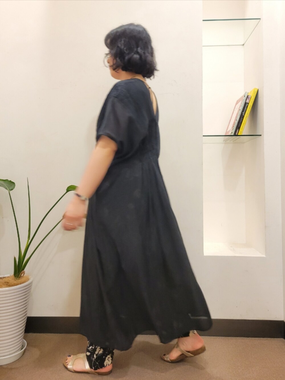 ベージュ系のショルダーバッグ、ブラック系のワンピース、ブラック系のその他パンツを着用したレディースの夏コーディネートの4枚目の写真