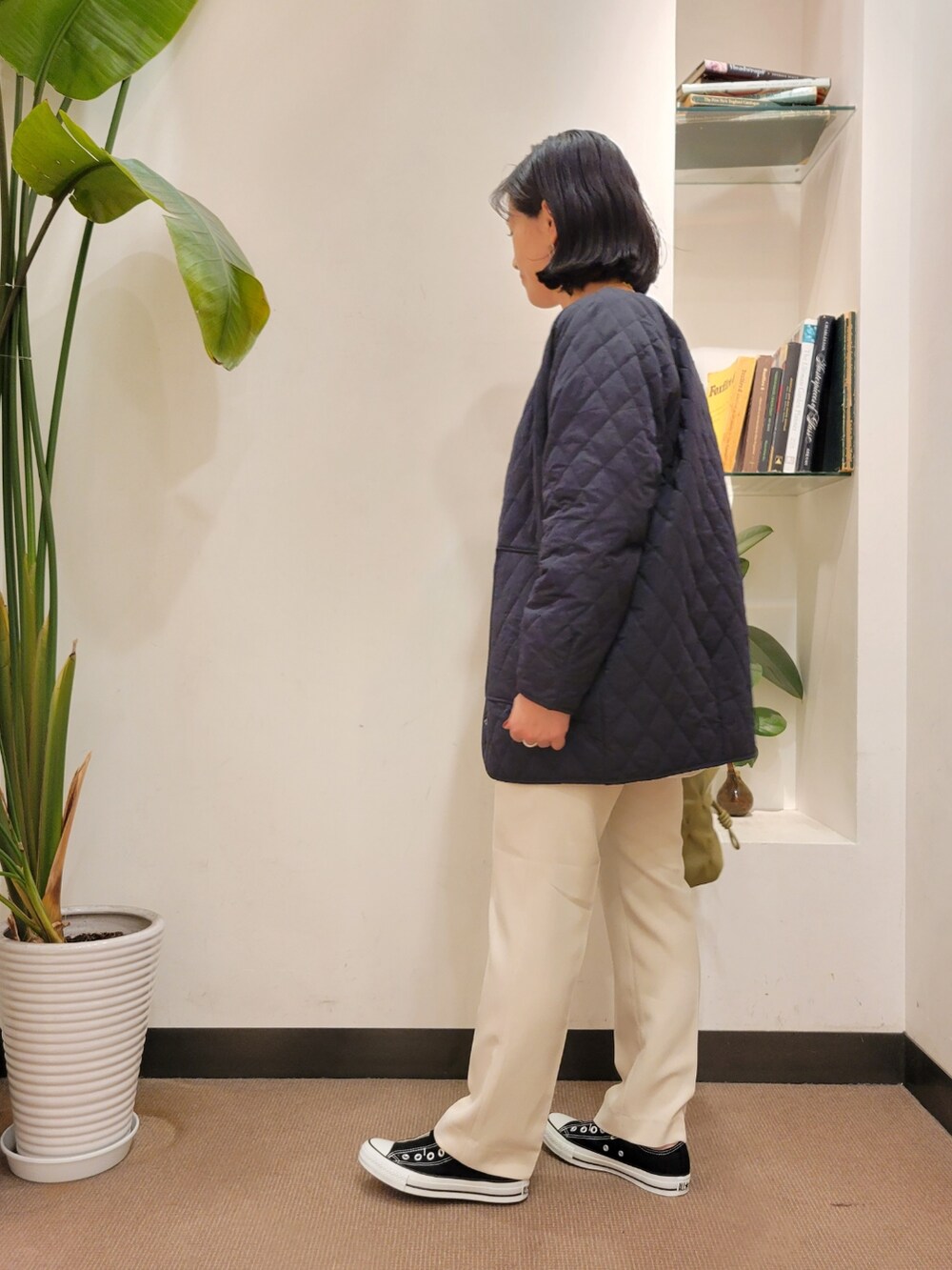 「ニット、キルティング、レイヤードスタイル、パンツスタイル、春コーデ、URBAN RESEARCH DOORS、アーバンリサーチドアーズ、おでかけコーデ、URBAN RESEARCH DOORS WOMENS、キルトジャケット、シンプルコーデ」|「URBAN RESEARCH DOORSのUSAコットンロングタンクトップ(タンクトップ、ホワイト系)」を使った、emiinamiiさん(レディース・164cm)の春コーディネートの3枚目の写真