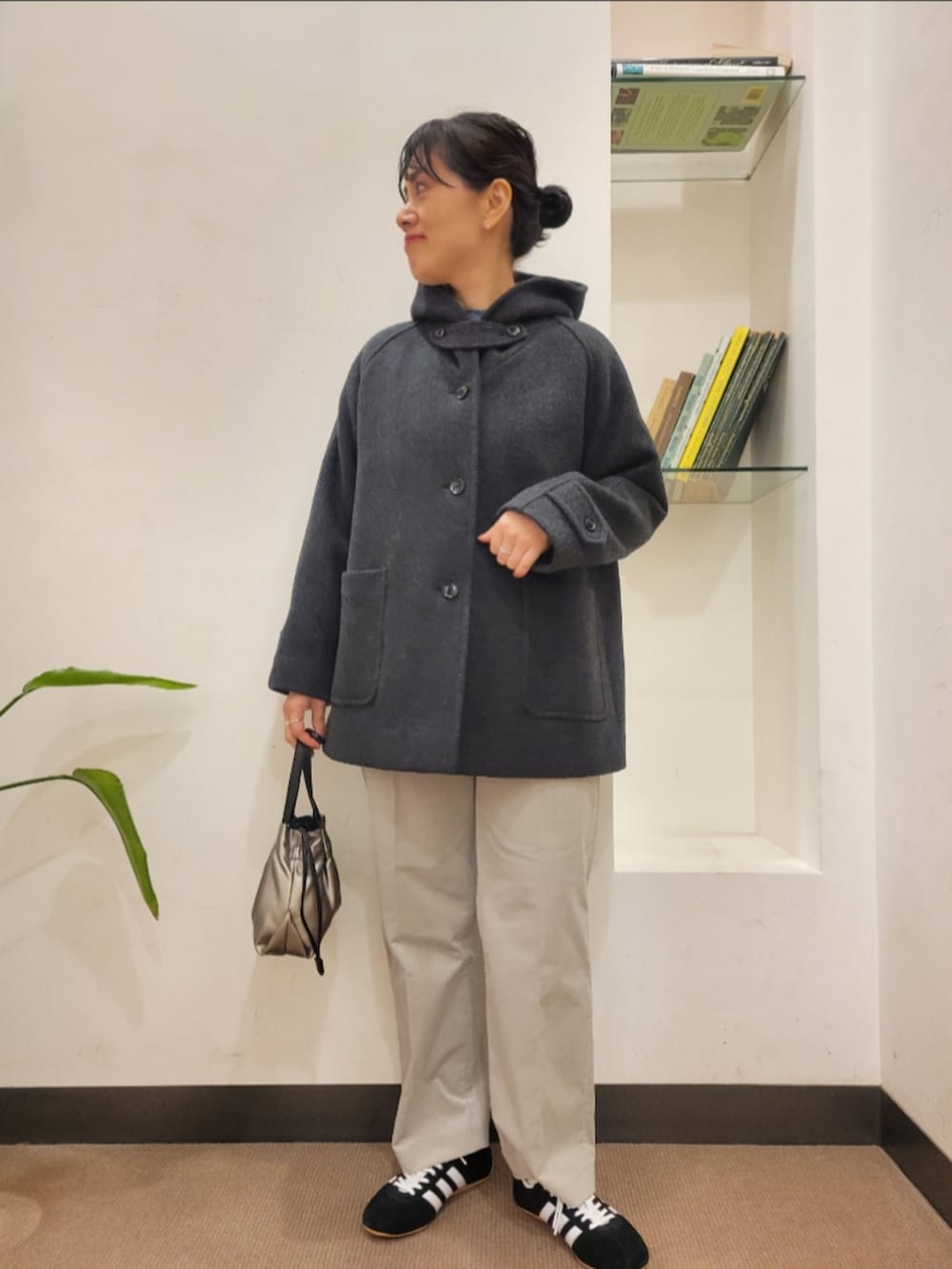 グレー系のその他アウター、グレー系のその他パンツ、ブルー系のニット/セーターを着用したレディースの秋コーディネートの4枚目の写真