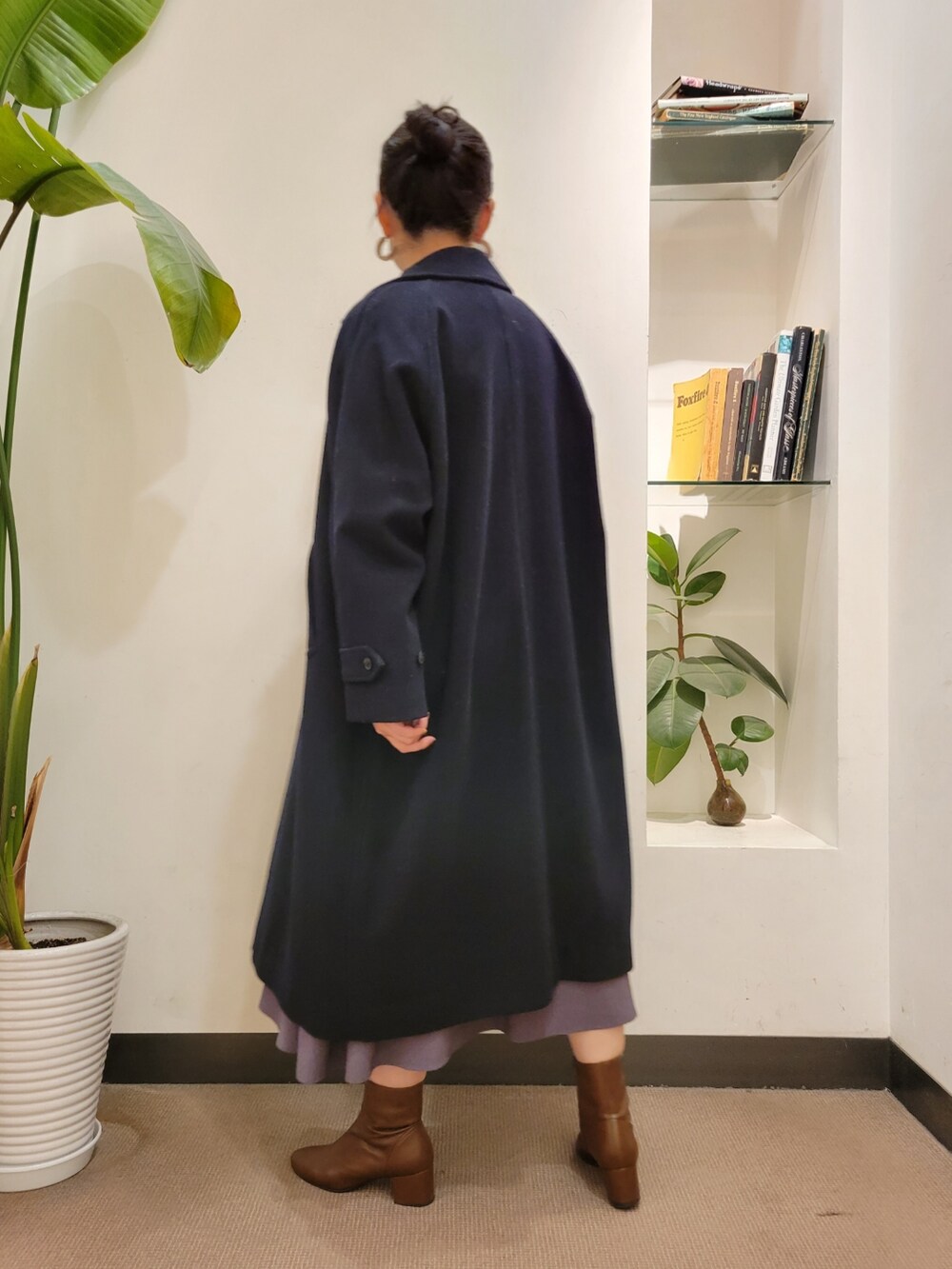 ブラウン系のブーツ、ブラウン系のトートバッグ、グレー系のワンピースを着用したレディースの冬コーディネートの4枚目の写真