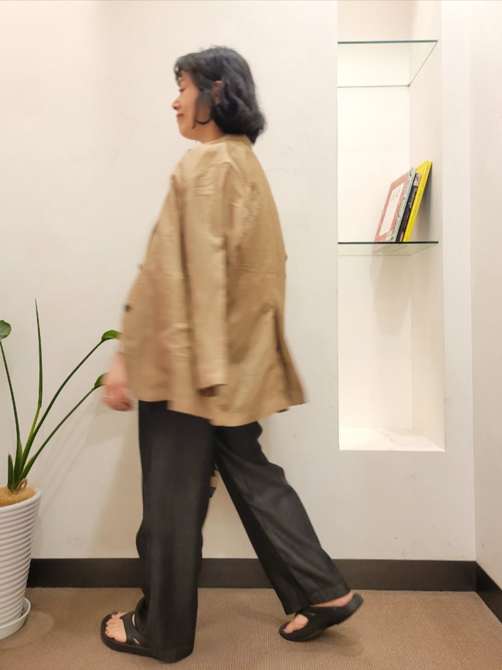 ベージュ系のその他アウター、ホワイト系のTシャツ/カットソー、ブラック系のデニムパンツを着用したレディースの夏コーディネートの3枚目の写真