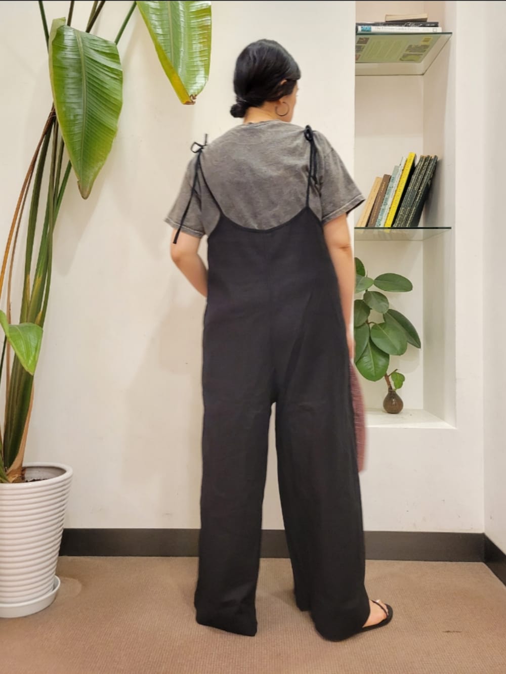 ブラック系のサンダル、その他のトートバッグ、ブラック系のサロペット/オーバーオールを着用したレディースの夏コーディネートの4枚目の写真