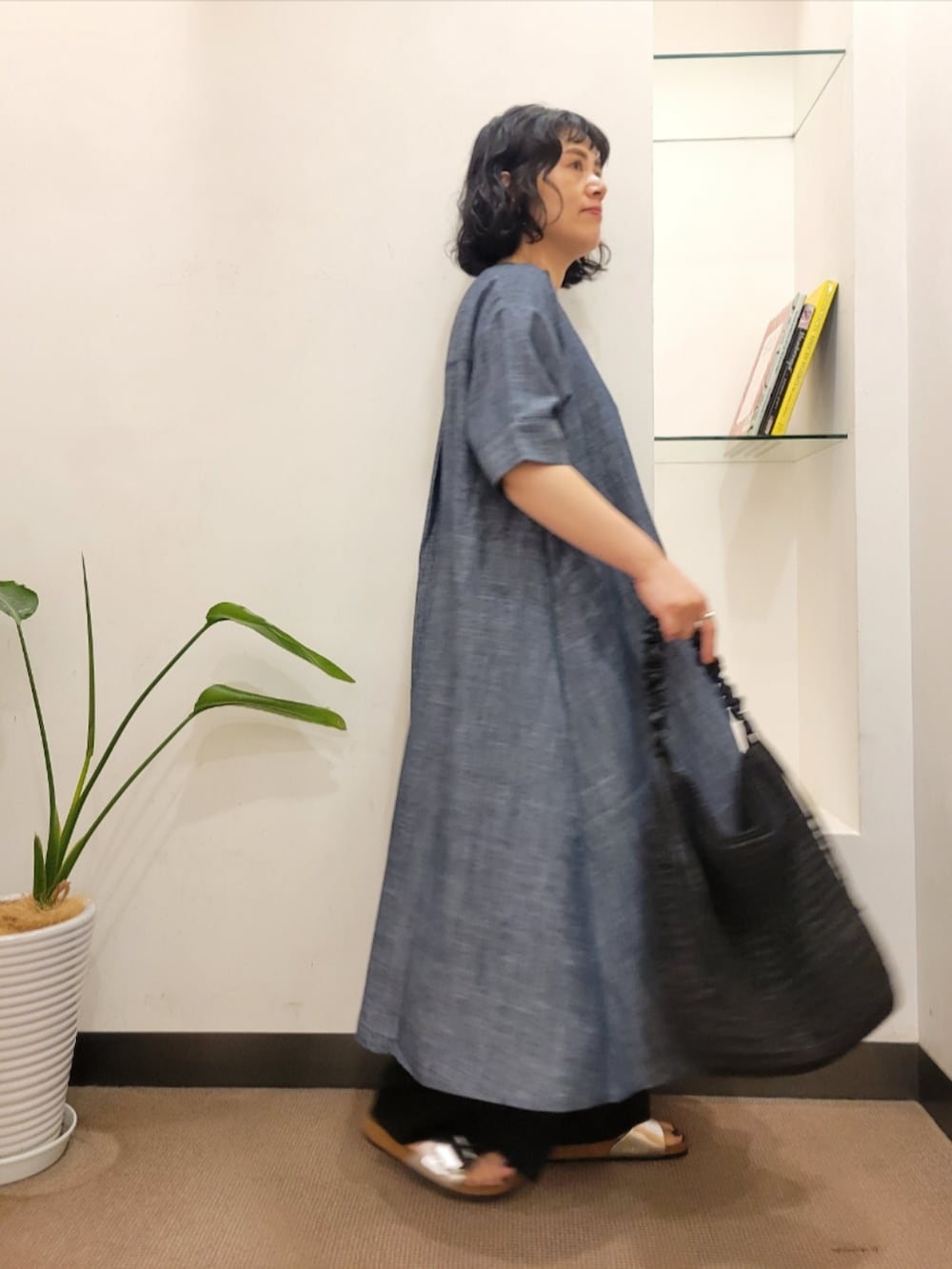 ブルー系のワンピース、ブラック系のその他パンツ、シルバー系のサンダルを着用したレディースの夏コーディネートの3枚目の写真