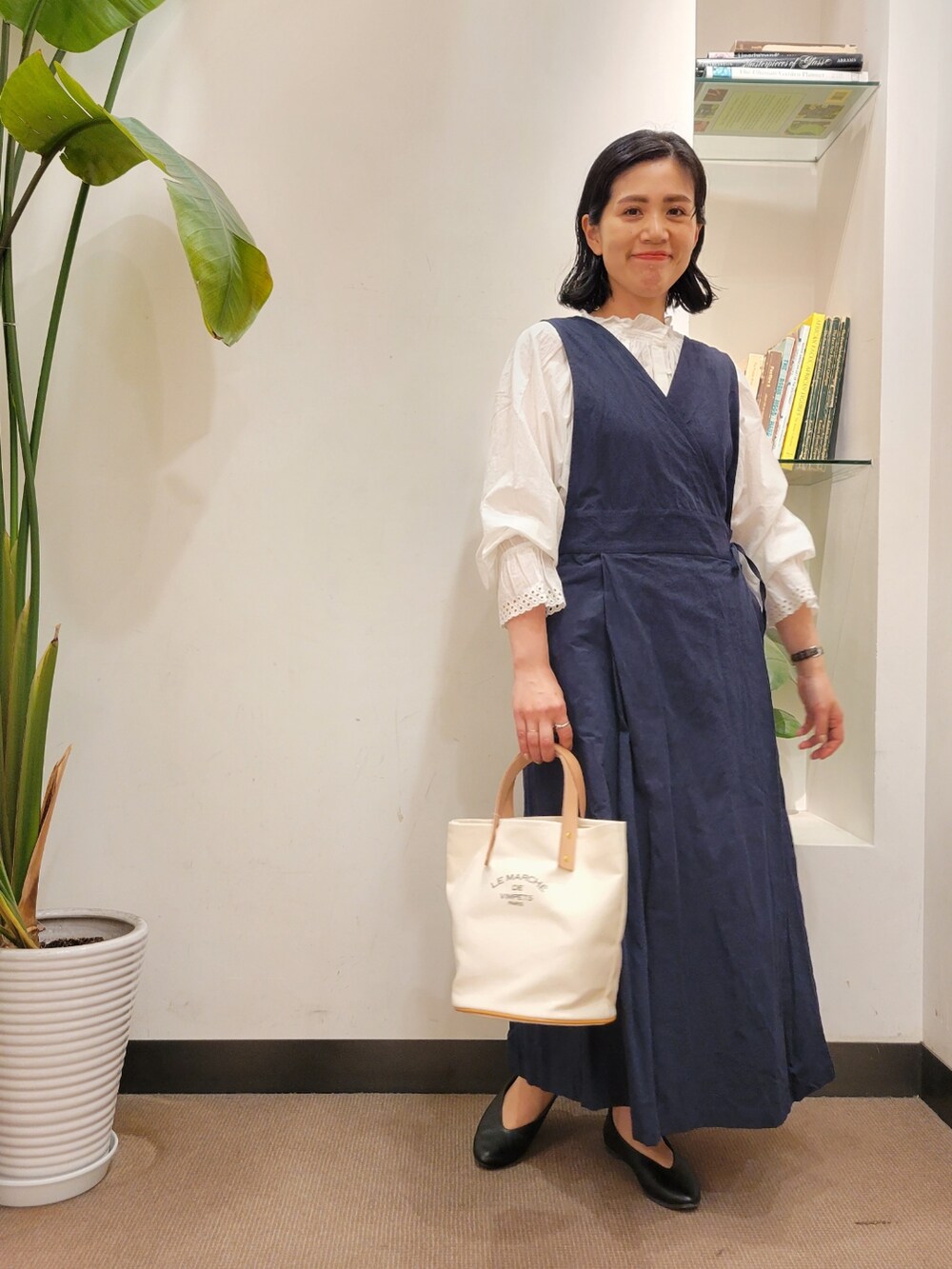 「ブラウス、ワンピース、レイヤードスタイル、シンプルコーデ、スカラップ、ママコーデ、URBAN RESEARCH DOORS、アーバンリサーチドアーズ、ラップワンピース、URBAN RESEARCH DOORS WOMENS」｜「LE MARCHE DE VIMPETS PRISの『別注』LE MARCHE DE VIMPETS×DOORS　マルシェトート（トートバッグ、ホワイト系）」を使った、emiinamiiさん（レディース・164cm）の春コーディネートの2枚目の写真