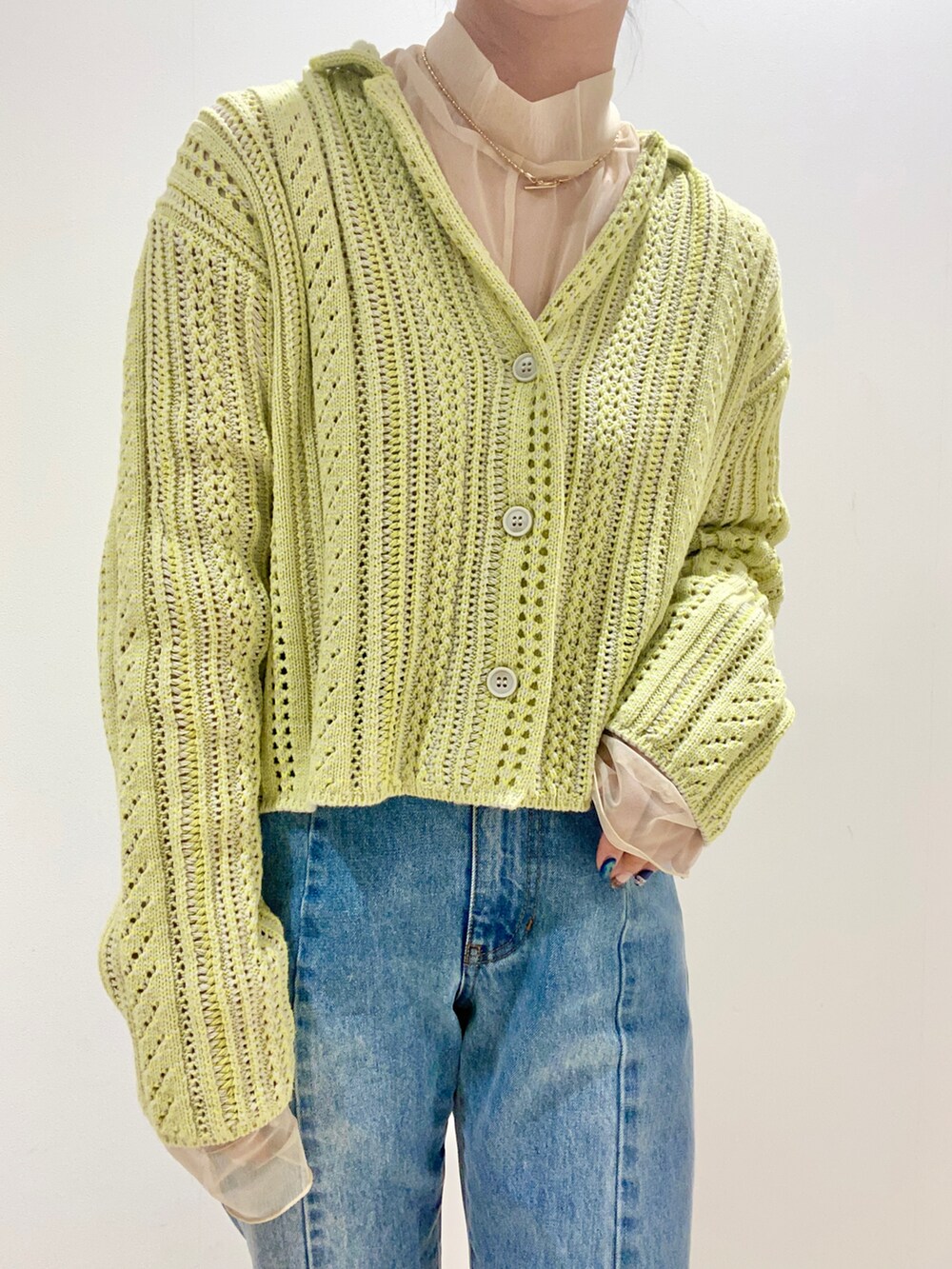 「KBF、ootd、カジュアル、デニム、バックスリット、デニムパンツ、ストレートデニム、チュール、チュールトップス、ライムグリーン、イエロー、透かし編みニット、ジャケット、春コーデ、春カラー」｜「KBFの透かし編みニットジャケット（ニット/セーター、イエロー系）」を使った、yuyuさん（レディース・157cm）の冬コーディネートの2枚目の写真