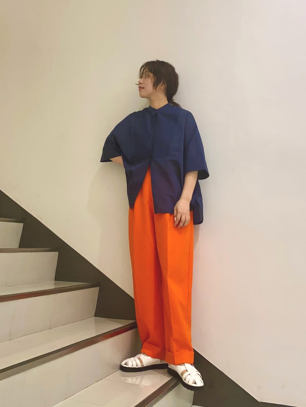「KBF、ootd、春夏コーデ、カジュアルコーデ、カラーコーデ、シャツスタイル、シャツ、ネイビー、パンツスタイル、カラーパンツ、オレンジ、センタープレス、ワイドパンツ、サンダル、グルカサンダル」｜「KBFのブザムストライプBIGシャツ（シャツ/ブラウス、ブルー系）」を使った、yuyuさん（レディース・157cm）の春コーディネートの2枚目の写真