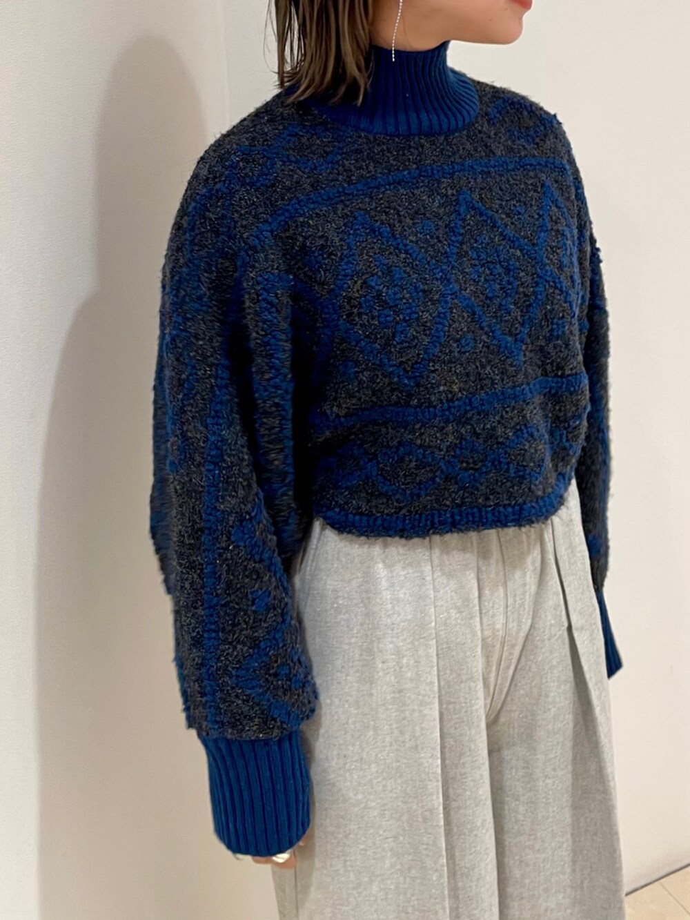 「ニット、KBF、ショートブーツ、ワイドパンツ、アランニット、休日コーデ、ootd、楽チンコーデ、ショートニット、カジュアルコーデ、今日のコーデ、白ブーツ、オトナカジュアル、ニットコーデ、スラウチパンツ」｜「KBFのループヤーンアラン柄ハイネックニット（ニット/セーター、ブラック系）」を使った、yuyuさん（レディース・157cm）の冬コーディネートの2枚目の写真