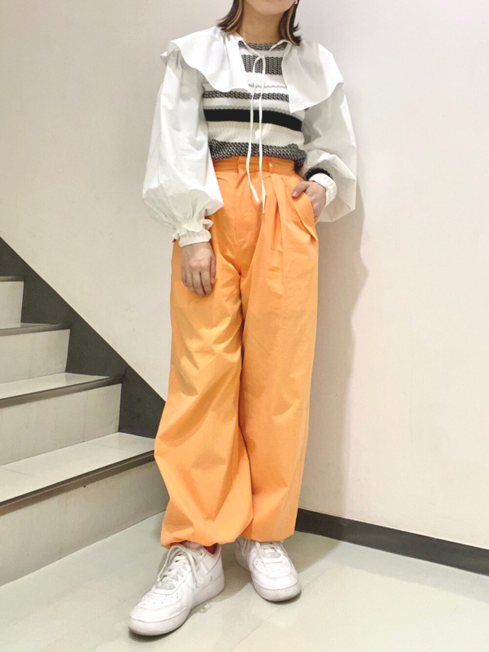 「KBF、ootd、春コーデ、春服、ボリューム袖、付け襟、ボーダー、ボーダートップス、ボーダーニット、カジュアル、ミリタリーパンツ、オレンジ、オレンジパンツ、キャップ、ニューエラ」｜「KBFのヘムドロストミリタリーパンツ（その他パンツ、オレンジ系）」を使った、yuyuさん（レディース・157cm）の冬コーディネートの2枚目の写真