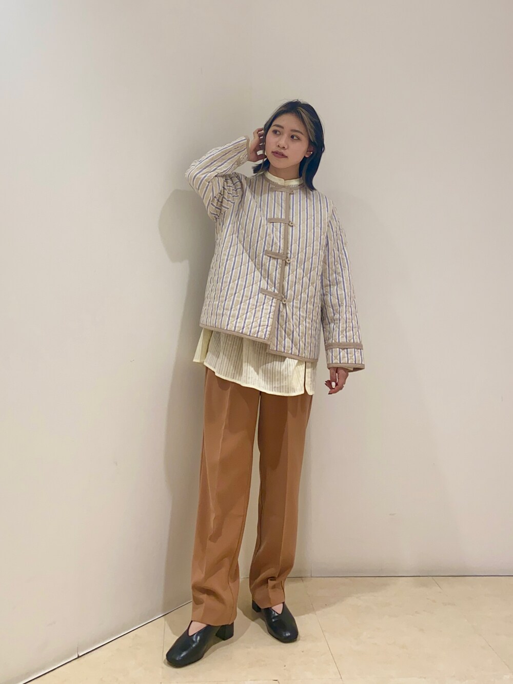 「KBF、ootd、オトナカジュアル、カジュアル、休日スタイル、春コーデ、春先取り、キーネック、シャツスタイル、シャツ、ストライプ、ジャケット、キルティング、キルティングジャケット、スラックス」｜「KBFのストライプキルティングジャケット（その他アウター、ベージュ系）」を使った、yuyuさん（レディース・157cm）の冬コーディネートの2枚目の写真
