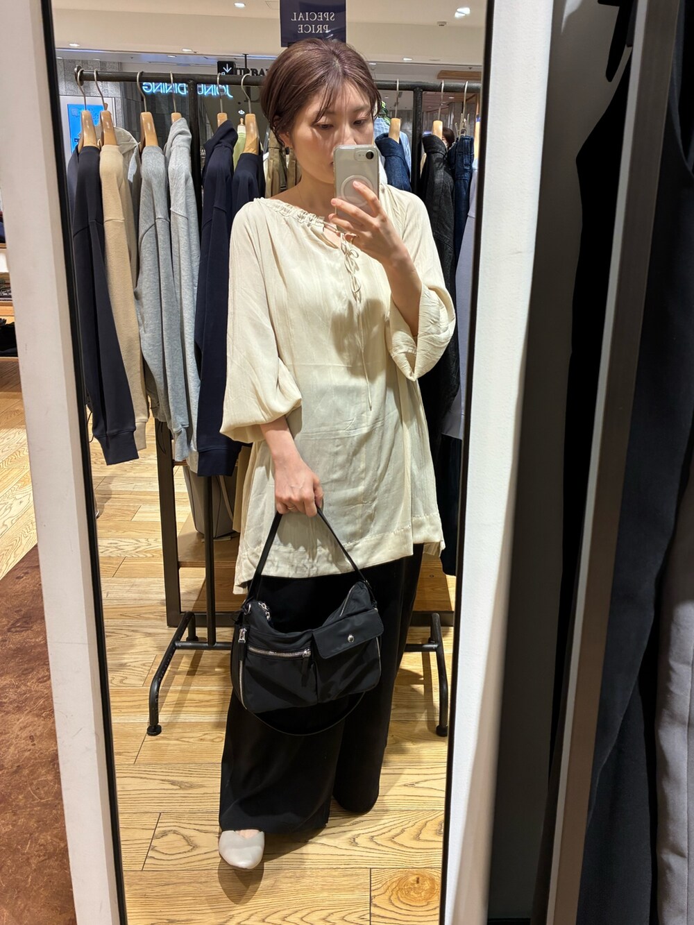 ベージュ系のその他トップス、ブラック系のその他パンツ、グレー系のパンプスを着用したレディースの春コーディネートの2枚目の写真