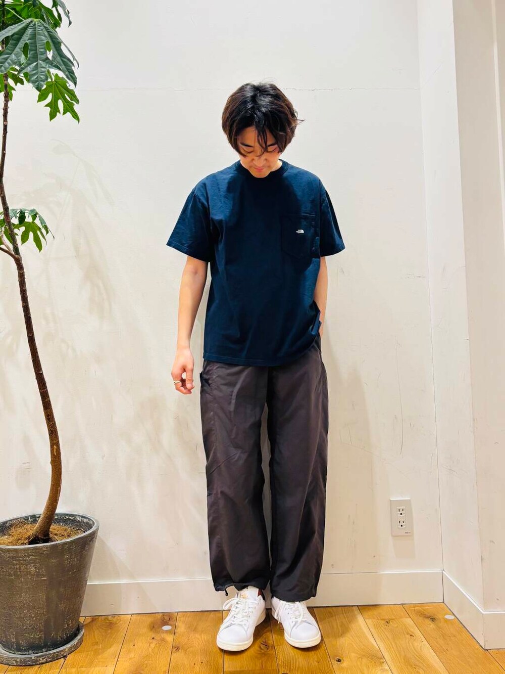 「シャツ、スポーツミックス、雨の日コーデ、newarrival、THENORTHFACE、休日スタイル、フェスコーデ、旅行コーデ、barlapoutfitter、暑い、即戦力シャツコーデ、私のイチ推しブランド、テーマパークコーデ、外遊びコーデ、過ごしやすい」｜「adidasのadidas　STAN SMITH GTX（スニーカー、ホワイト系）」を使った、MATSUMOTOさん（メンズ・175cm）の春コーディネートの4枚目の写真