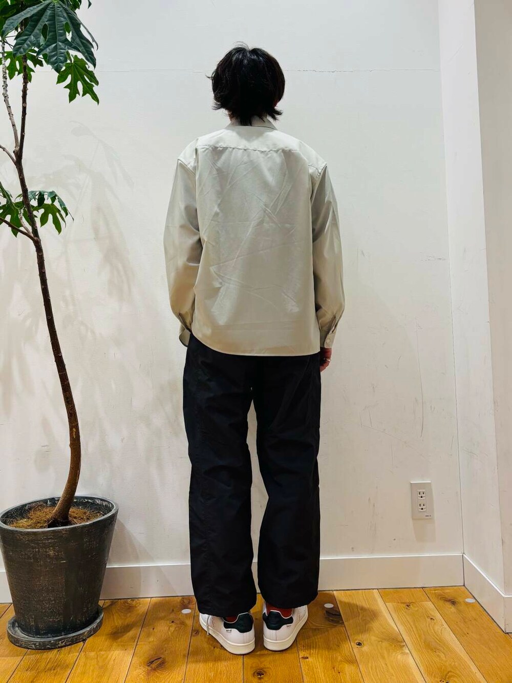 「シャツ、スポーツミックス、雨の日コーデ、newarrival、THENORTHFACE、休日スタイル、フェスコーデ、旅行コーデ、barlapoutfitter、暑い、即戦力シャツコーデ、私のイチ推しブランド、テーマパークコーデ、外遊びコーデ、過ごしやすい」｜「adidasのadidas　STAN SMITH GTX（スニーカー、ホワイト系）」を使った、MATSUMOTOさん（メンズ・175cm）の春コーディネートの3枚目の写真