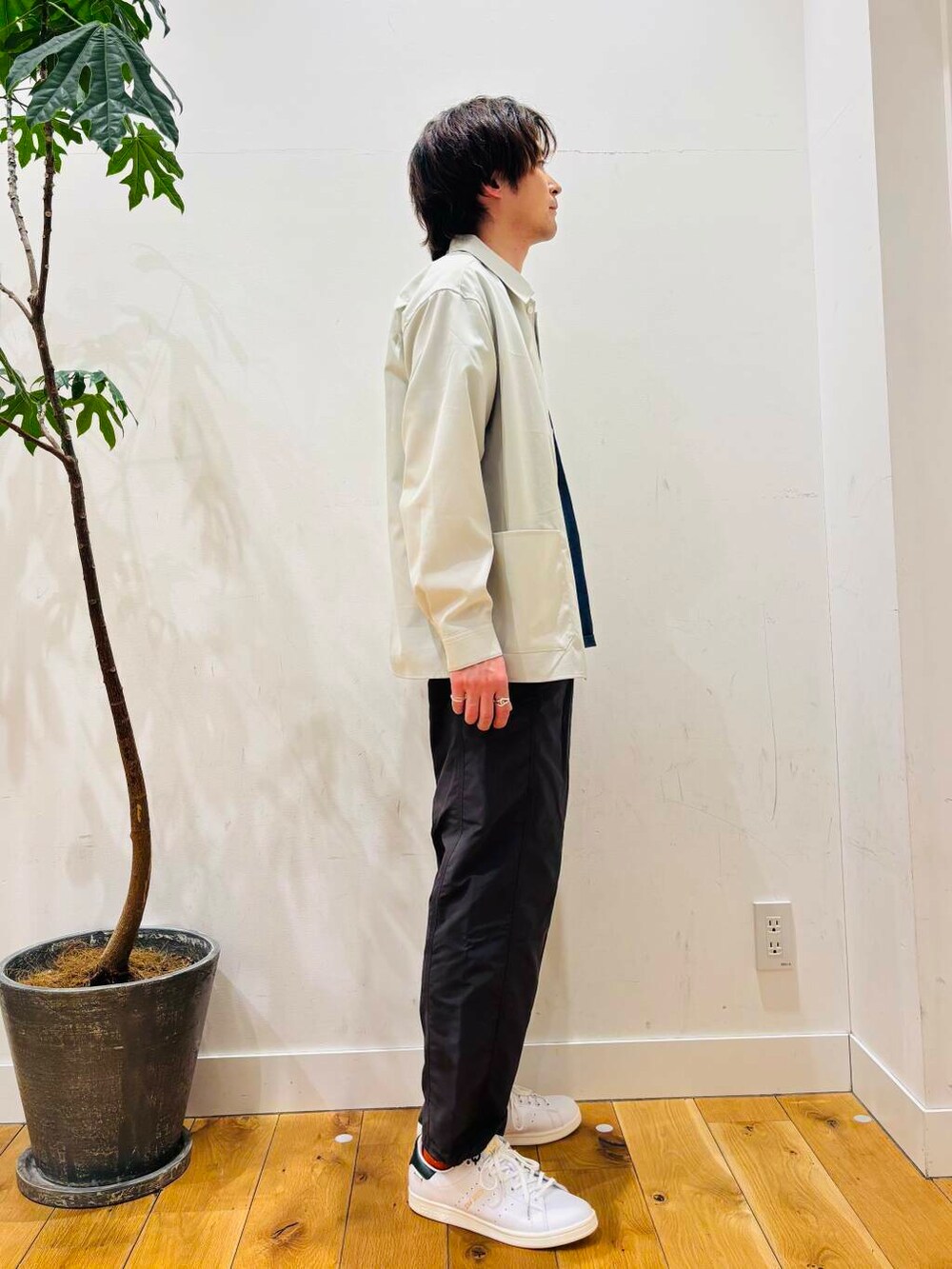 「シャツ、スポーツミックス、雨の日コーデ、newarrival、THENORTHFACE、休日スタイル、フェスコーデ、旅行コーデ、barlapoutfitter、暑い、即戦力シャツコーデ、私のイチ推しブランド、テーマパークコーデ、外遊びコーデ、過ごしやすい」｜「adidasのadidas　STAN SMITH GTX（スニーカー、ホワイト系）」を使った、MATSUMOTOさん（メンズ・175cm）の春コーディネートの2枚目の写真