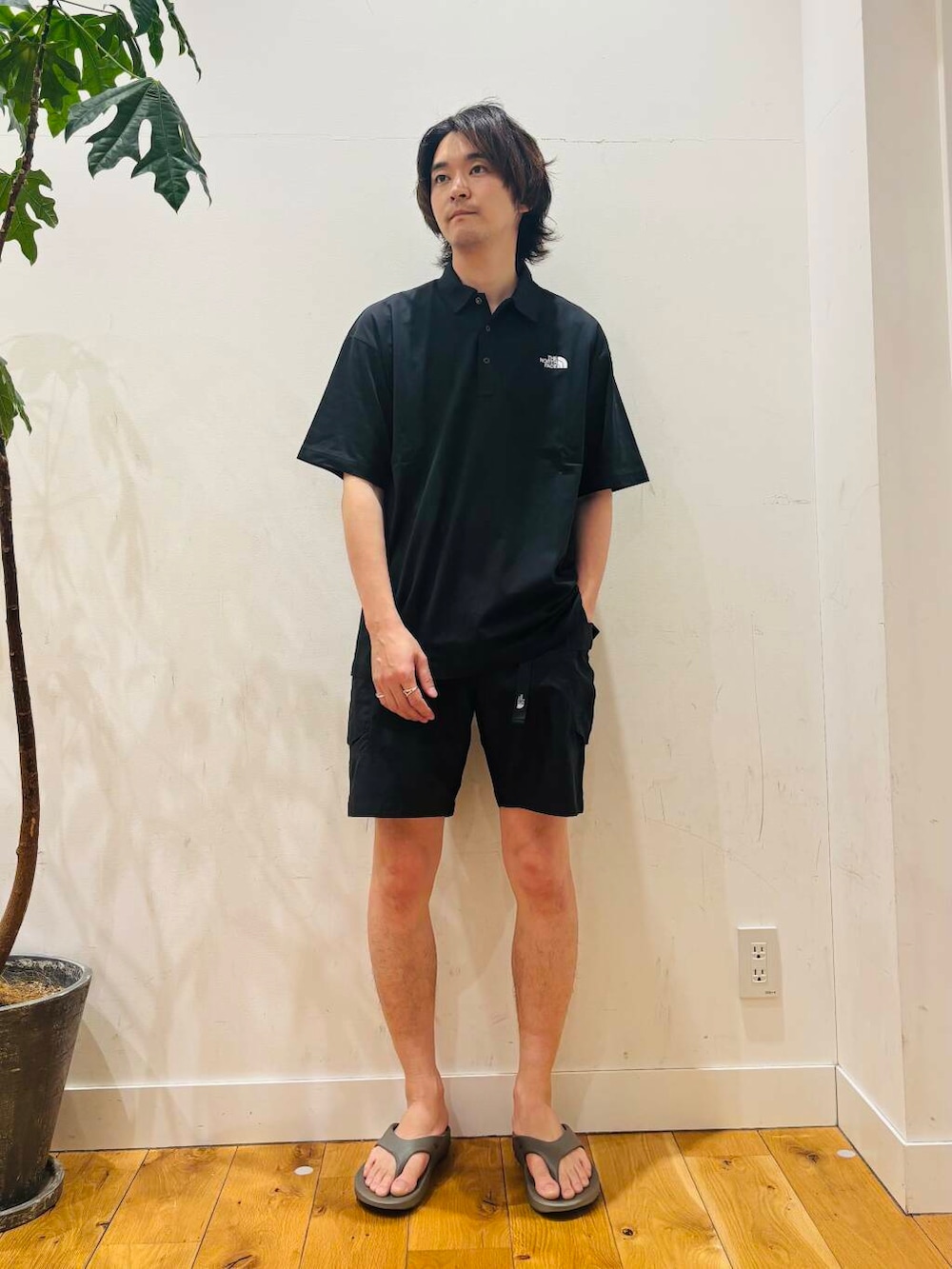 「モノトーン、スポーツミックス、雨の日コーデ、newarrival、THENORTHFACE、OOFOS、休日スタイル、旅行コーデ、暑い、私のイチ推しブランド、テーマパークコーデ、外遊びコーデ、暮らしを楽しむ、やや暑い、とても暑い」｜「YAKPAKの『撥水』『別注』YAKPAK×DOORS　SHOULDER BAG S（ショルダーバッグ、ブラック系）」を使った、MATSUMOTOさん（メンズ・175cm）の春コーディネートの2枚目の写真